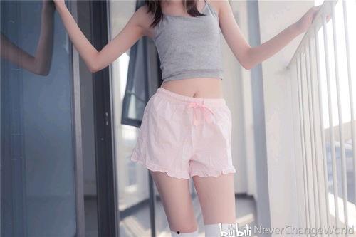 白色丝袜运动鞋美女,美女生动演绎